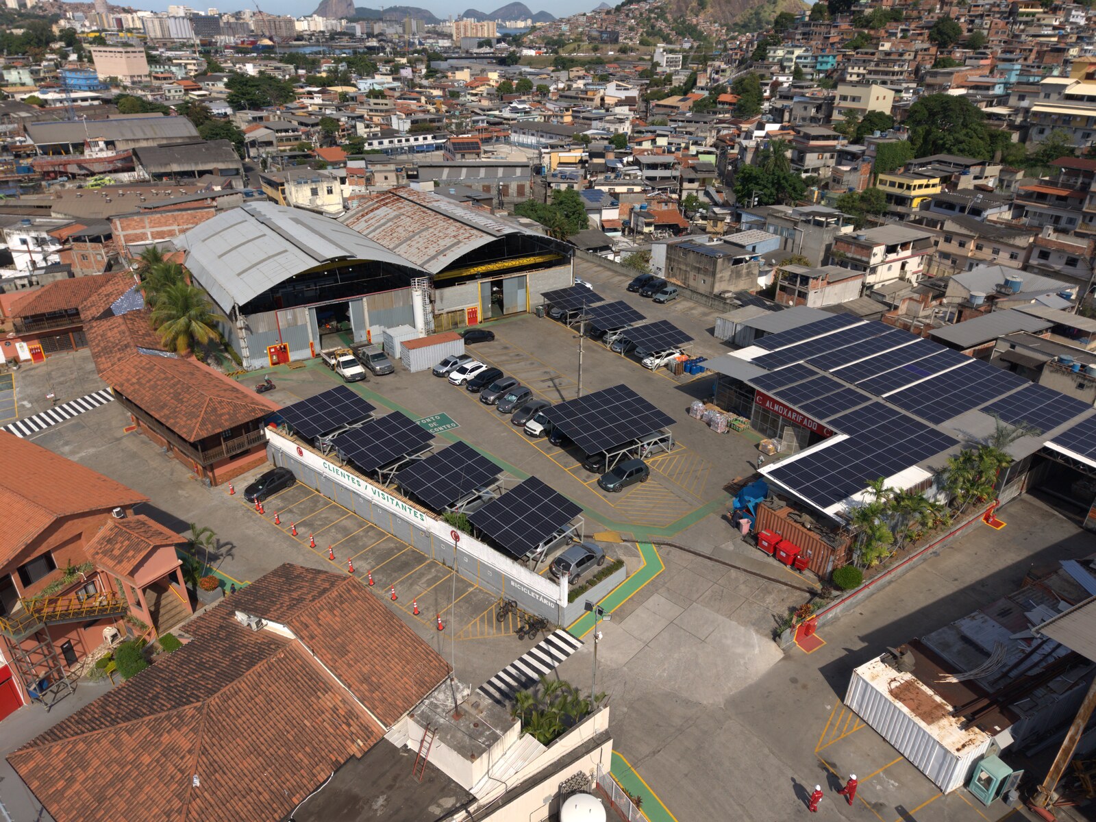 Vista aérea dos painéis solares instalados no estaleiro da Camorim